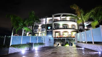 Depan hartanah - siang/malam