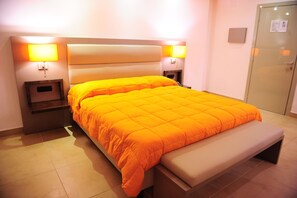 Ropa de cama de alta calidad, minibar, caja fuerte y escritorio