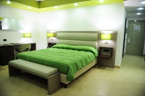 Ropa de cama de alta calidad, minibar, caja fuerte y escritorio
