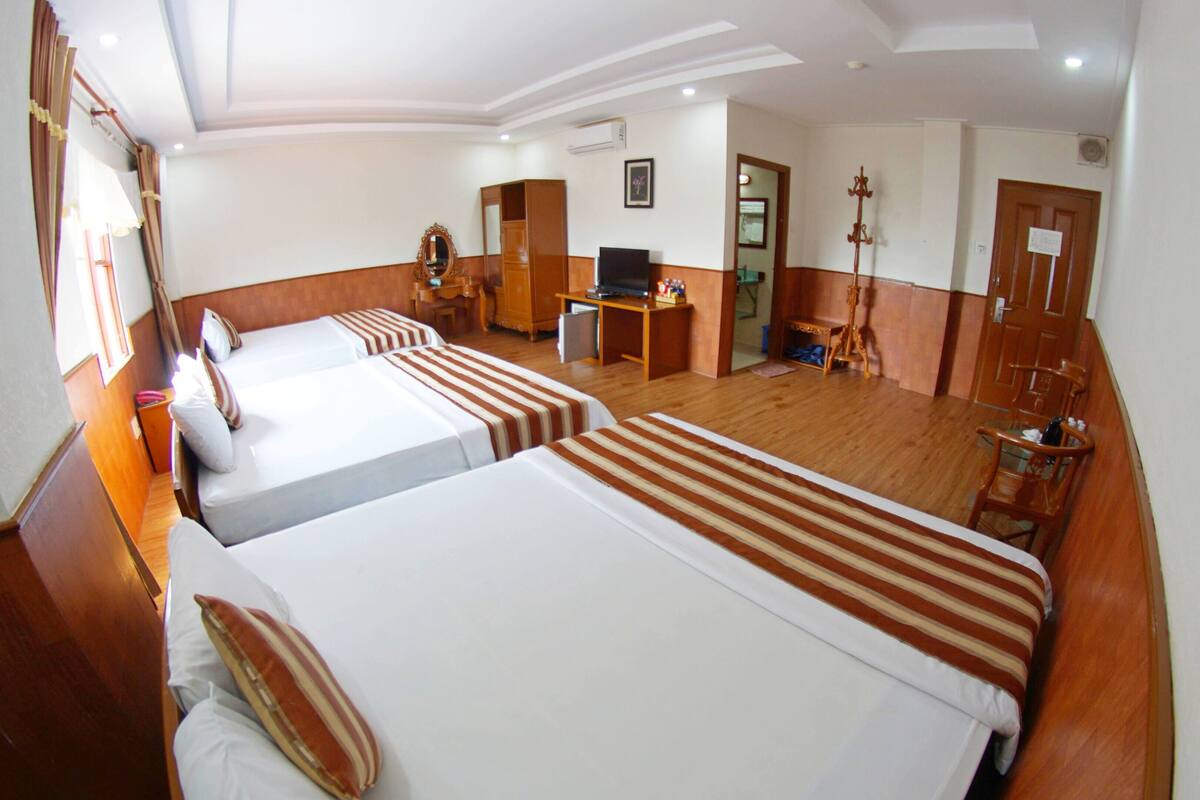 Family 3 Double Beds, City View | 고급 침구, 미니바, 객실 내 금고, 책상