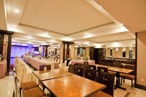 2 restaurantes; se sirve cocina internacional 