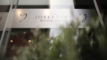 Un letrero del Josephine Boutique Hotel con una tipografía clara y elegante.