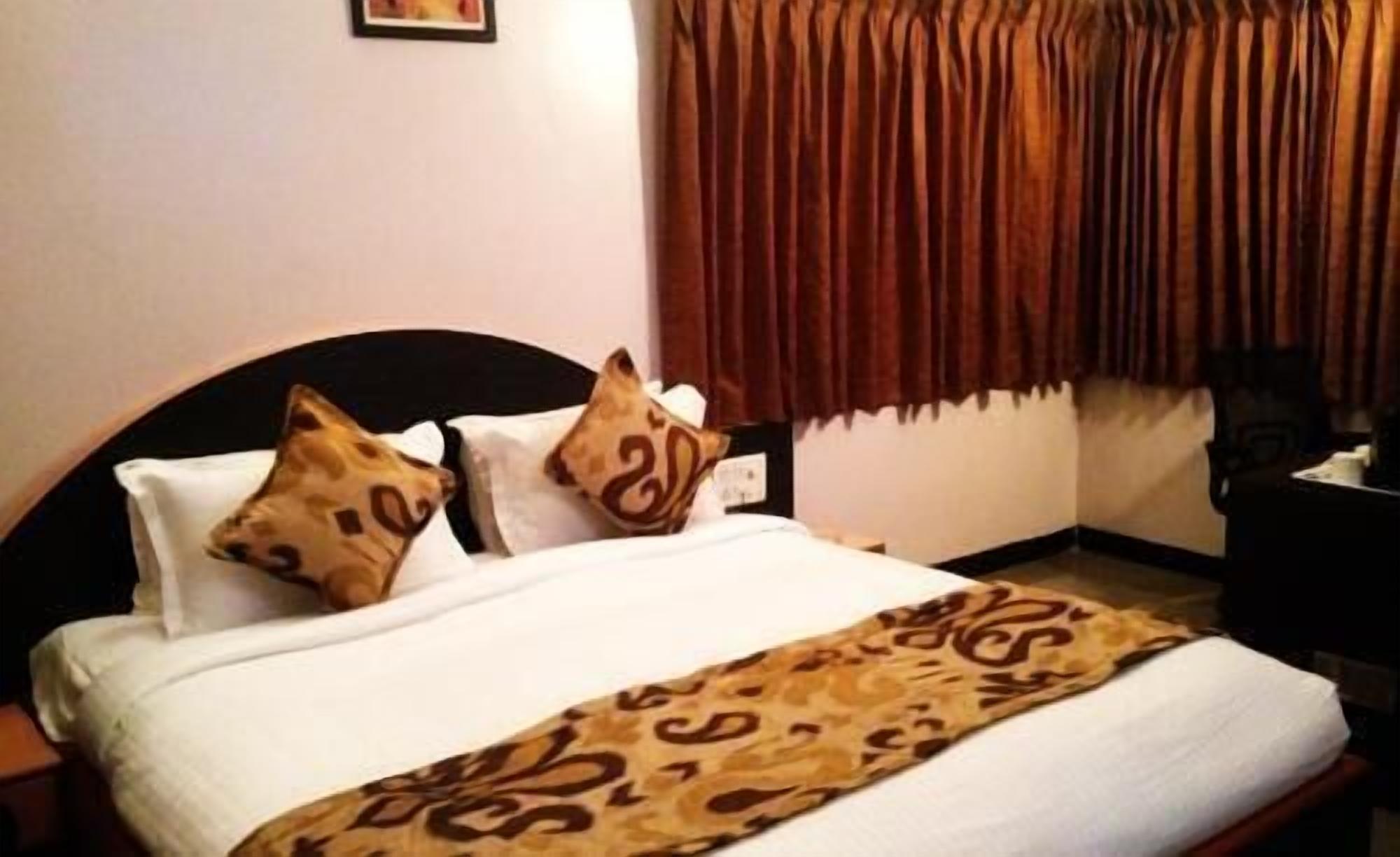 Premium bedding, in-room safe, iron/ironing board