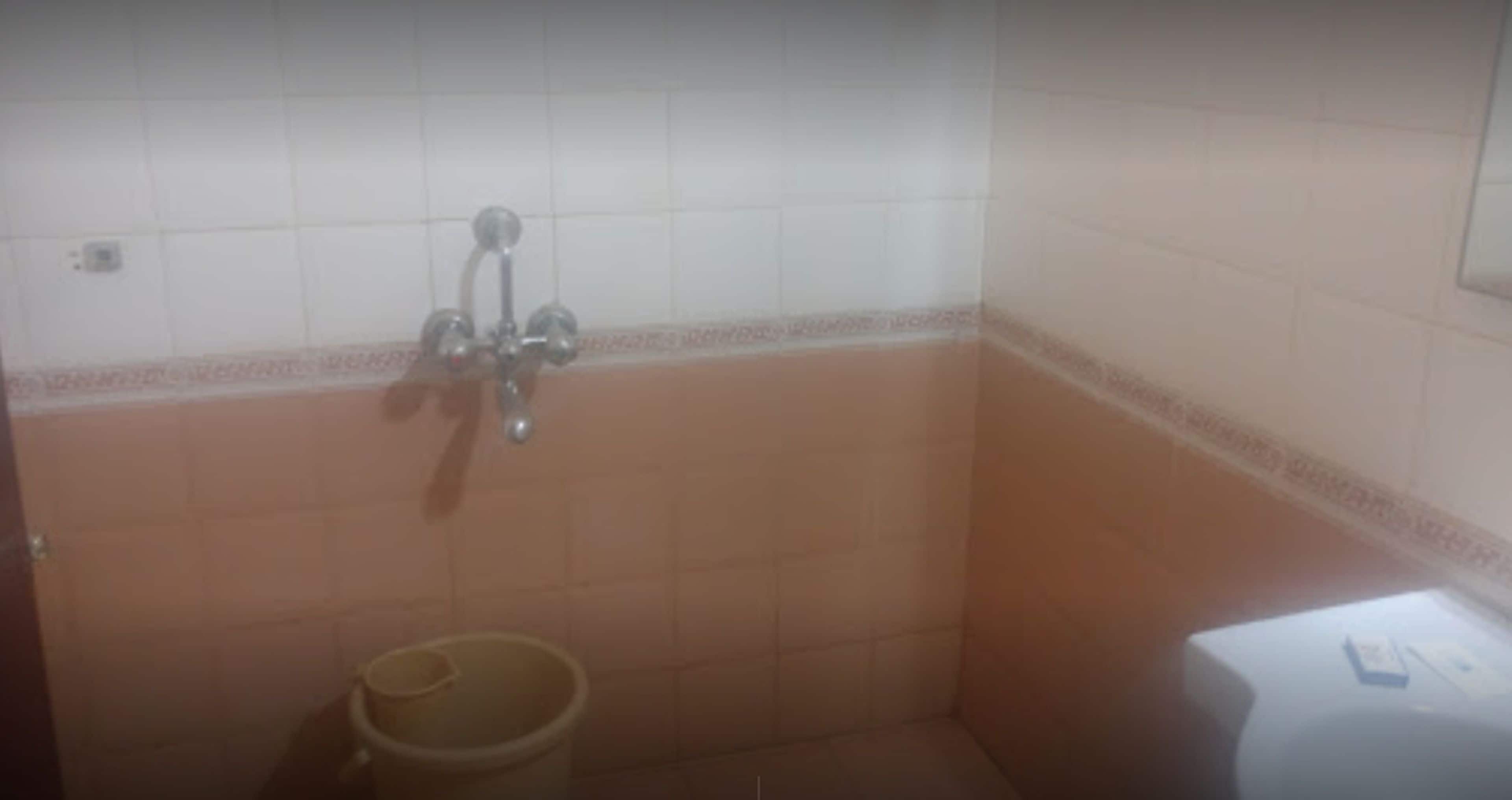Un baño con ducha, inodoro y lavamanos.