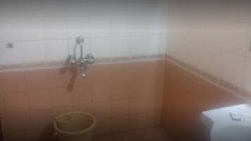 Un baño con ducha, inodoro y lavamanos.