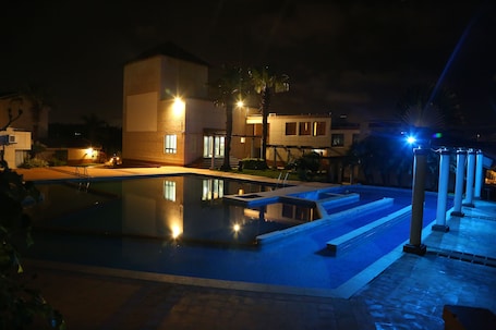 Una piscina techada, una piscina al aire libre