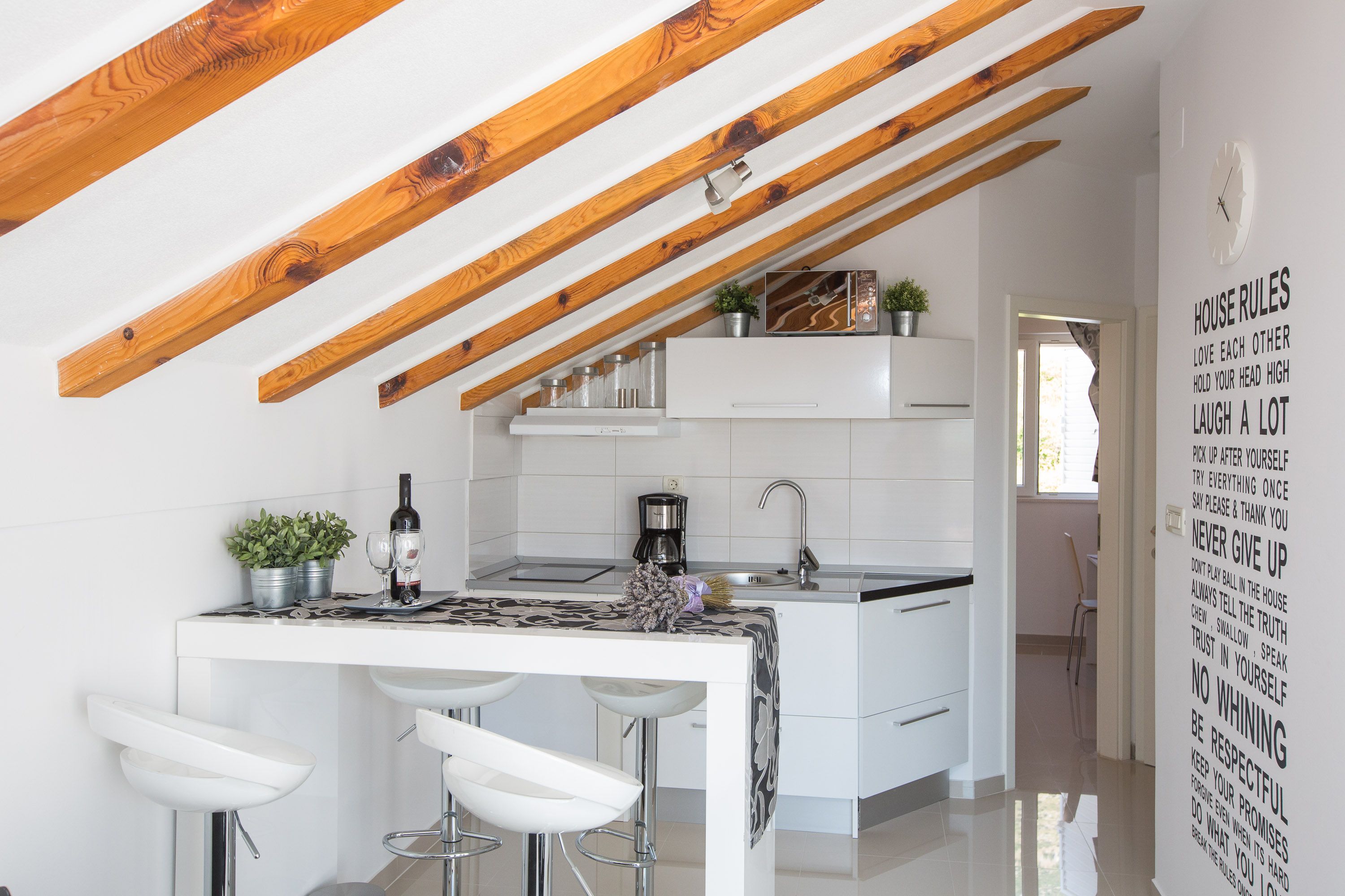 Superior-huoneisto, 1 makuuhuone, parveke, merinäköala | Ruokailu omassa huoneessa