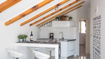 Appartement Supérieur, 1 chambre, balcon, vue mer | Restauration dans la chambre