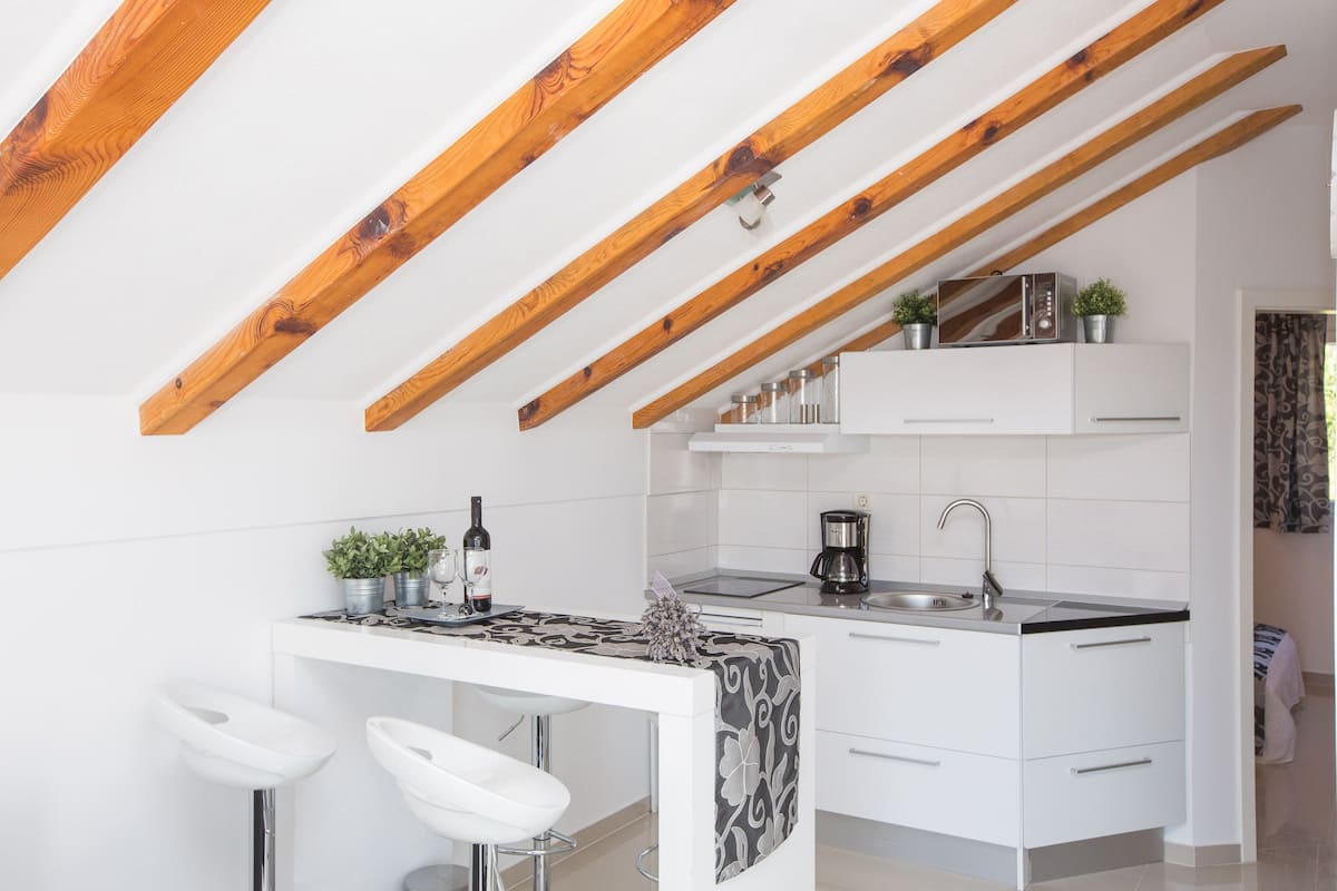 Appartamento Superior, 1 camera da letto, balcone, vista mare | Cucina privata | Frigorifero, microonde, macchina per tè/caffè