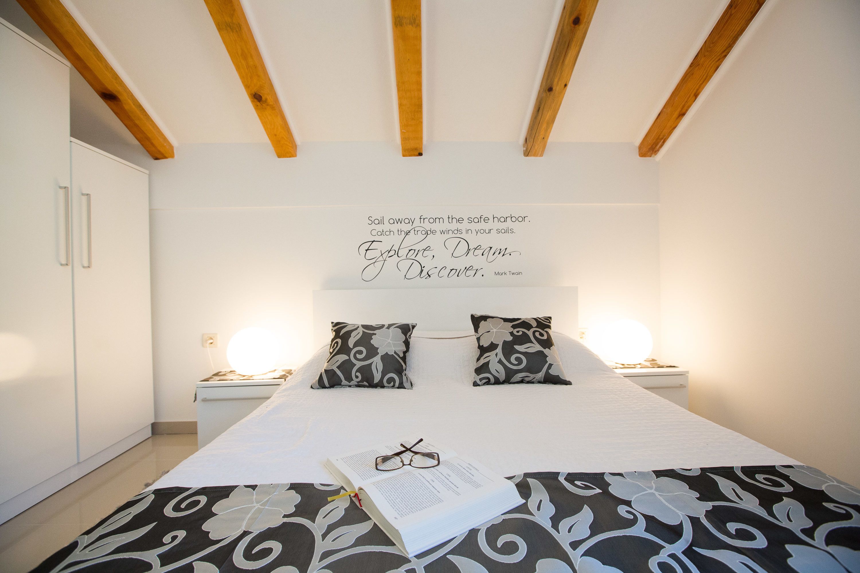 Superior-huoneisto, 1 makuuhuone, parveke, merinäköala | 1 makuuhuone, ylelliset vuodevaatteet, tallelokero huoneessa, työpöytä