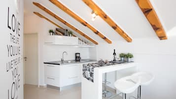 Superior Apartment, 1 Bedroom, Balcony, Sea View | Dapur kecil peribadi | Peti sejuk, ketuhar gelombang mikro, pembancuh kopi/teh