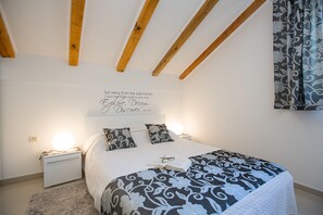 1 bedroom, premium bedding, in-room safe, desk