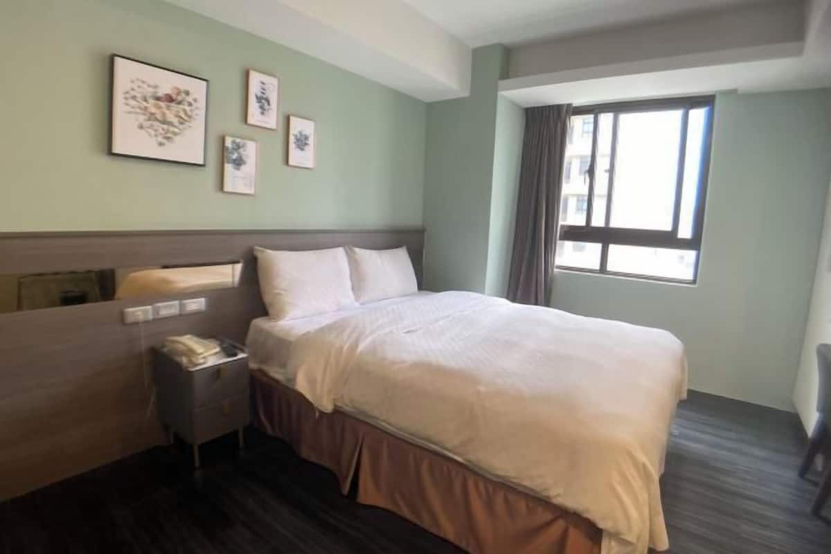 Desk, soundproofing, free WiFi, bed sheets