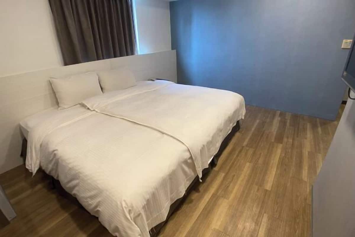 Desk, soundproofing, free WiFi, bed sheets