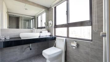 Business-dobbeltværelse - 1 dobbeltseng | Badeværelse | Gratis toiletartikler, hårtørrer, hjemmesko, håndklæder