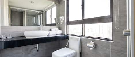 Business Double Room, 1 Double Bed | Bathroom | Free toiletries, hair dryer, slippers, towels