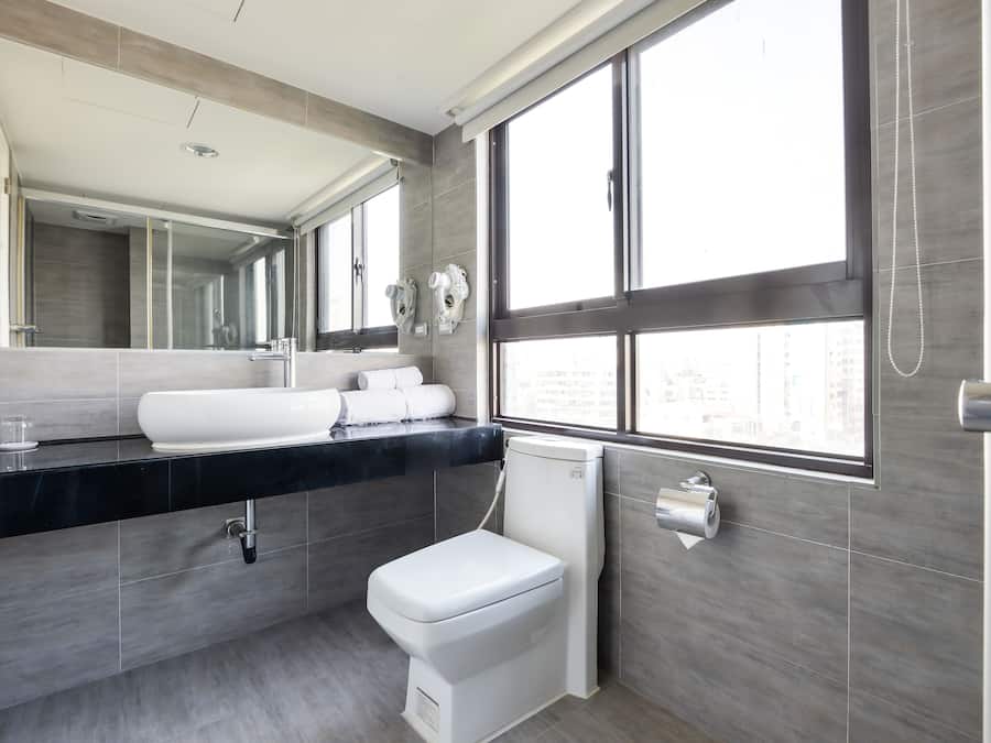 Quarto casal empresarial, 1 cama de casal | Banheiro | Produtos de toalete grátis, secador de cabelo, chinelos