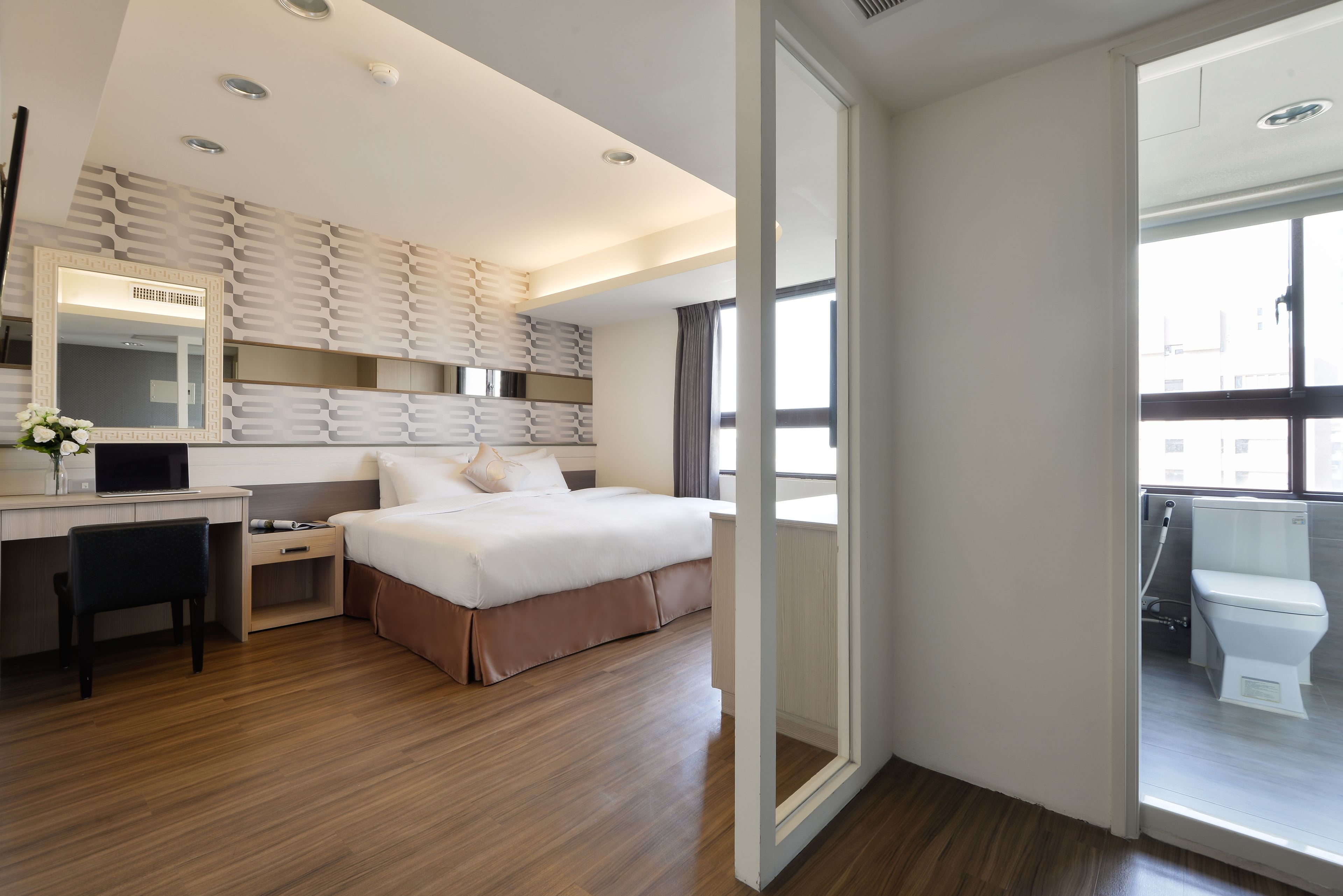 مكتب وتجهيزات عازلة للصوت وواي فاي مجانًا وملاءات أسرّة