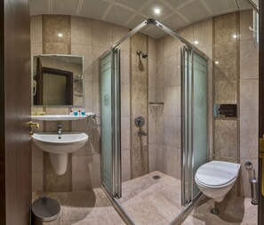 Combined shower/bathtub, rainfall showerhead, designer toiletries - Kuran Hotel International (Istanbul)
