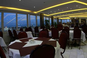 Breakfast, lunch and dinner served - Kuran Hotel International (Istanbul)