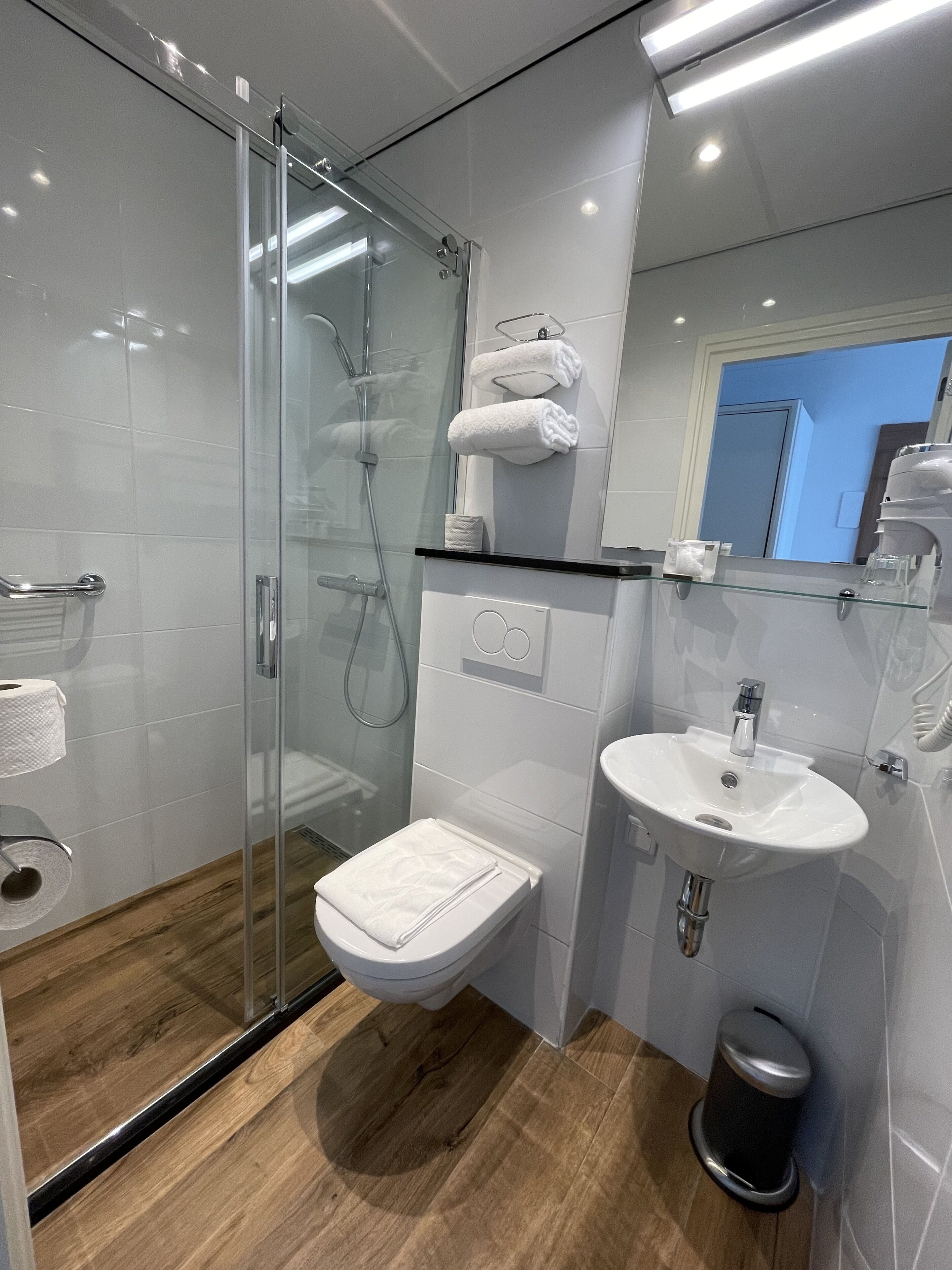 single room (shower) | bathroom | free toiletries, hair dryer, towels, soap