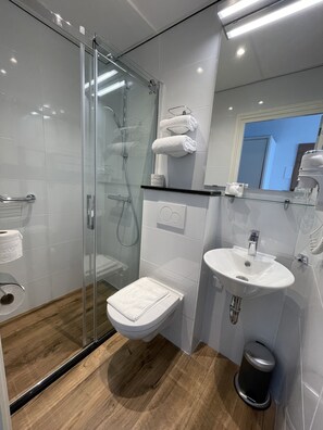 Einzelzimmer (Shower) | Badezimmer | Kostenlose Toilettenartikel, Haartrockner, Handtücher, Seife