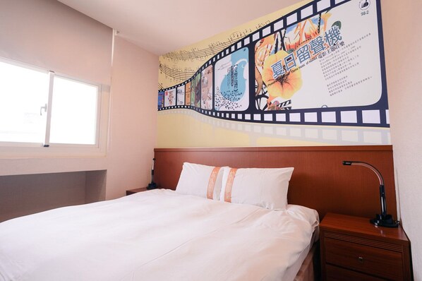 Kahden hengen huone, 1 parisänky | Tallelokero huoneessa, yksilöllisesti kalustettu, työpöytä