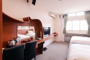 Caja de seguridad en la habitación, muebles diferentes y escritorio 