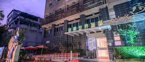 Vista frontal de la propiedad por la tarde o noche