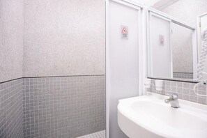 Ducha, artículos de tocador gratuitos, secador de pelo, batas