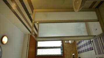 Dreibettzimmer, Gemeinschaftsbad | Badezimmer