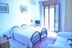 Kamar Double, kamar mandi pribadi | Brankas, meja kerja, dan setrika/meja setrika