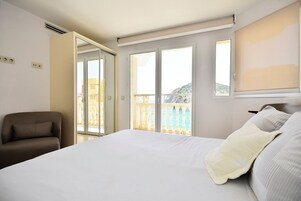 Luxury Penthouse, 2 Bedrooms, Ocean View | 2 bedrooms, premium bedding, in-room safe, blackout drapes