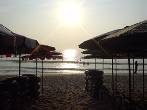 Plage, chaises longues, parasols