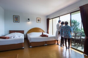 Chambre familiale, vue sur la mer | Bureau, rideaux d’obscurcissement, accès au Wi-Fi (inclus)