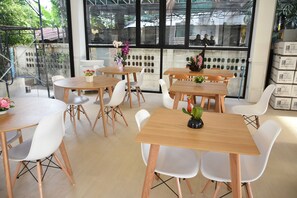 朝食 (オーダー形式)、毎日提供 (1 名様 150 THB)