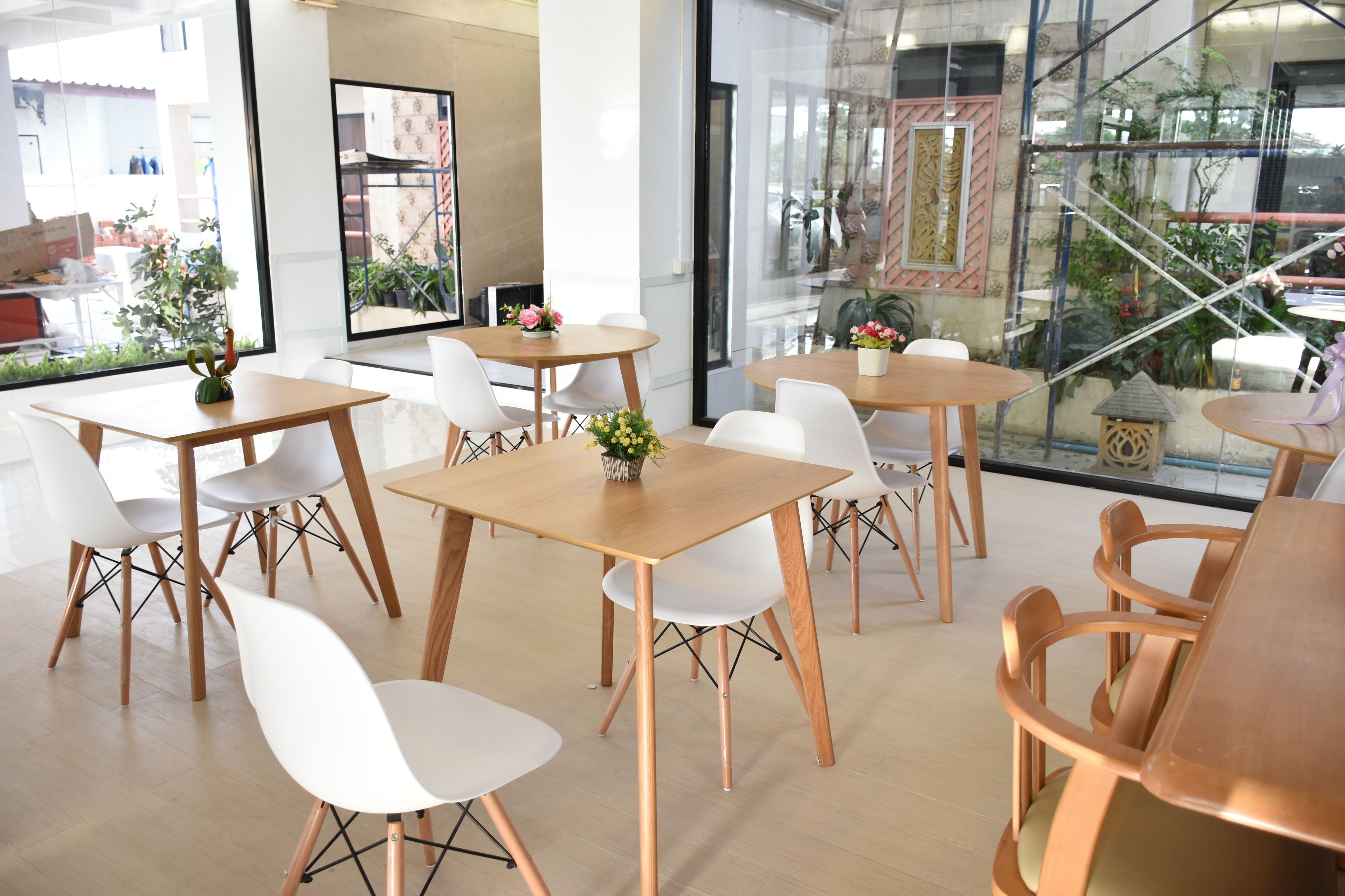 Daily cooked-to-order breakfast (THB 150 per person)