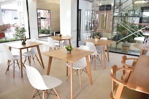 Aamiainen (150 THB per henkilö)