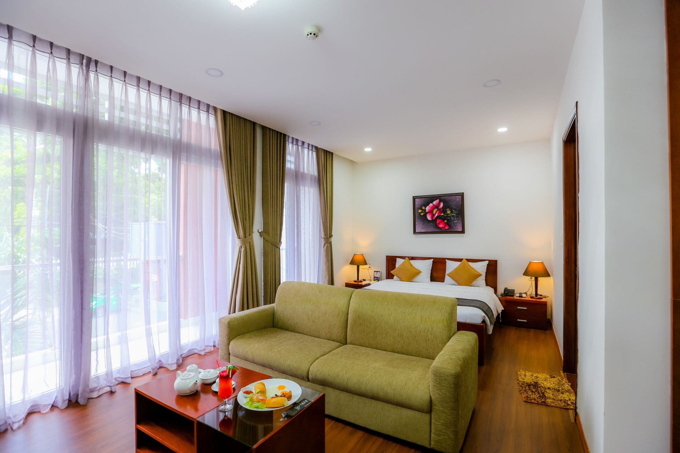 Phòng đôi Deluxe, 1 giường đôi, quang cảnh thành phố | Minibar, két bảo mật tại phòng, bàn, phòng cách âm 