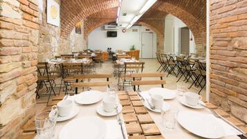 Kontinental frukost varje dag (EUR 6 per person)