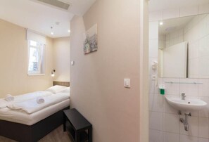 Shower, hair dryer, towels - Le Petit Hotel Prague (Prague)