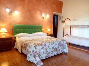 Double Room Single Use | Free WiFi, bed sheets, wheelchair access