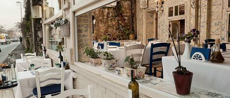 Breakfast, lunch and dinner served