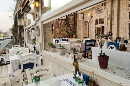 Se sirven desayunos, almuerzos y cenas. Troya Hotel Balat - Special Class