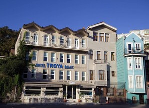 A multi-story hotel with a prominent sign reading "HOTEL TROYA BALAT". - Troya Hotel Balat - Special Class (Istanbul)