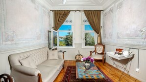 Suite | Ruang tamu | TV LCD 