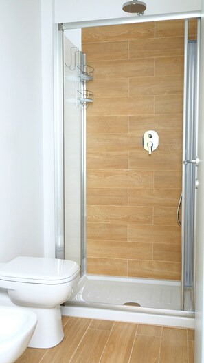 Standard Double Room | Bathroom | Free toiletries, towels - B&B I 10 Mondi (Milan)