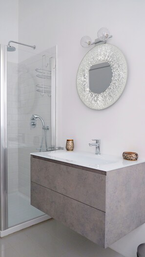 Standard Double Room | Bathroom | Free toiletries, towels - B&B I 10 Mondi (Milan)