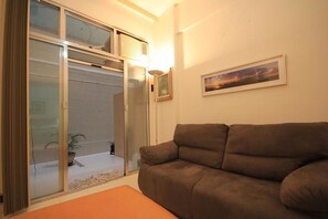 Standaard appartement, 1 slaapkamer, kitchenette | Woonkamer | Een flatscreentelevisie