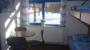 Decoración personalizada, muebles diferentes y cortinas blackout